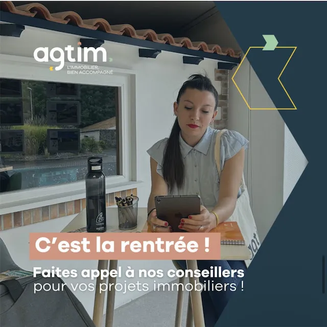 Visuel AGT'IM « C'est la rentrée ! Faites appel à nos conseillers pour vos projets immobiliers ! » avec une conseillère qui consulte une tablette.